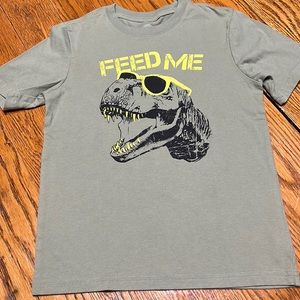 5/$25🦋 Wonder Nation boys tee, size 8.  Green dinosaur with shades, “Feed Me”.